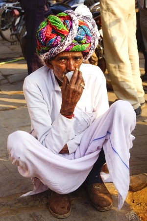 BUNDI, INDIA - JANUARY 23: Portrait of an old man in a traditional turban on the street of the city on January 23, 2012 in Bundi, India. Turbans reflect culture, profession of person.のeditorial素材