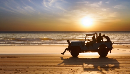 Silhouette of a car during Sunset on the Indian Ocean.の写真素材