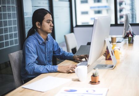 à¸ºà¸µClose-up business man working on desk in the officeの写真素材