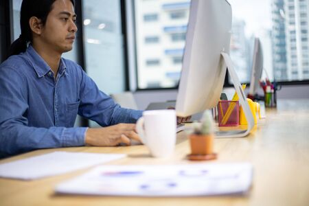 à¸ºà¸µClose-up business man working on desk in the officeの写真素材
