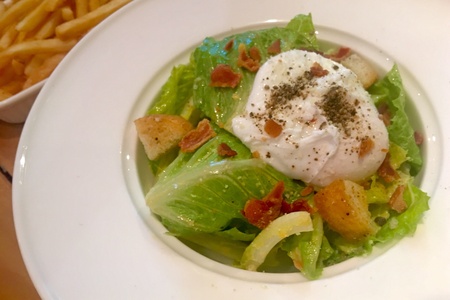 Fresh salad with boiled egg, bacon biscuit and pepperの素材