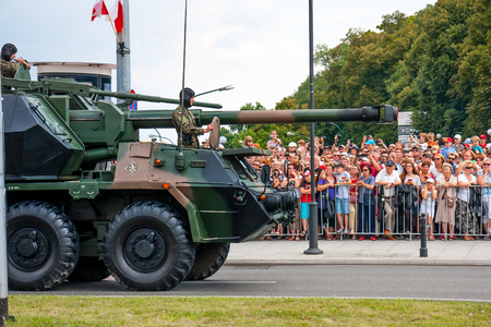 Gun howitzer Dana 152 during Polish Armed Forces Dayのeditorial素材