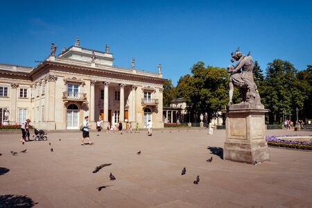 Tourists in Warsaw, the Lazienki Royal Baths Park,  Palace on Isleのeditorial素材