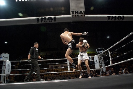 BANGKOK, THAILAND- SEPTEMBER 25: Unidentified players in Thai Fight : Muay Thai.Worldのeditorial素材