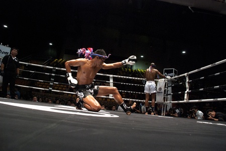 BANGKOK, THAILAND- SEPTEMBER 25: Unidentified players in Thai Fight : Muay Thai.Worldのeditorial素材