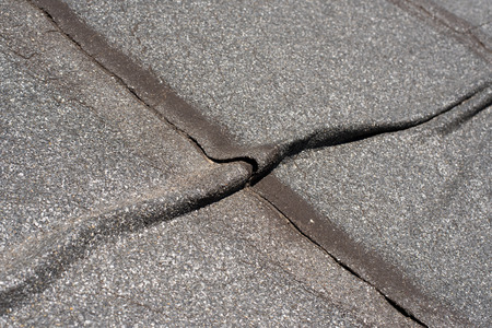 
Damaged insulation layer of the roof. Destruction flat roof due to temperature changes. Damaged waterproofing flat  roof. Crack roofing felt. Damaged  roofing felt. Old roofing felt. Waterproofing.の写真素材