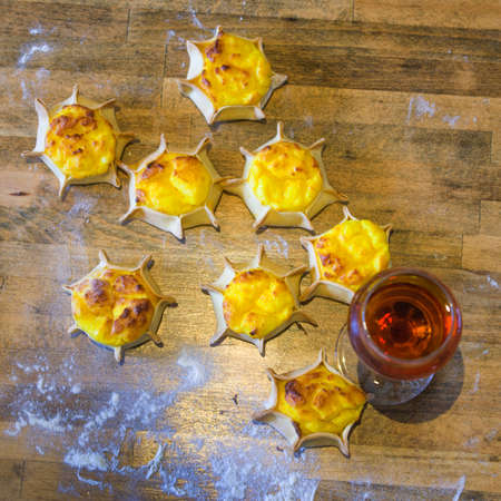 sweet wine with star-shaped sweets with shortcrust pastry, ricotta and creamの写真素材