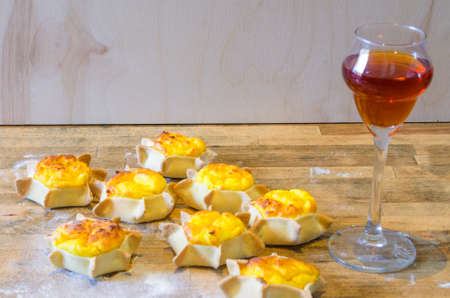 sweet wine with star-shaped sweets with shortcrust pastry, ricotta and creamの写真素材