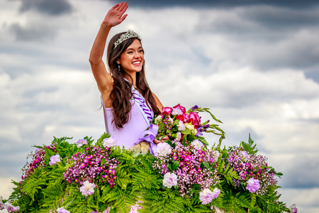 Portland, Oregon, USA - June 11, 2016: Spokane Lilac Festival Mini-Float in the Grand Floral Parade during Portland Rose Festival 2016.のeditorial素材