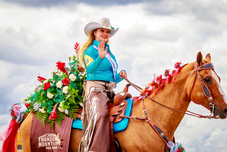 Portland, Oregon, USA - June 11, 2016: Miss Thunder Mountain Pro Rodeo, Kylee Toney in the Grand Floral Parade during Portland Rose Festival 2016.のeditorial素材