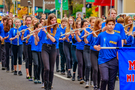 Portland, Oregon, USA - November 11, 2016: Mt. Tabor Middle School Marching Band in the annual Ross Hollywood Chapel Veterans Day Parade, in northeast Portland.のeditorial素材