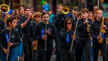 Portland, Oregon, USA - November 11, 2017: Robert Gray Middle School Marching Band in the annual Ross Hollywood Chapel Veterans Day Parade, in northeast Portland.のeditorial素材