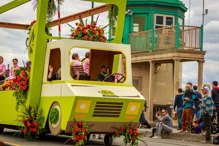 Portland, Oregon, USA - June 8, 2019: Meals on Wheels People float in the Grand Floral Parade, during Portland Rose Festival 2019.のeditorial素材