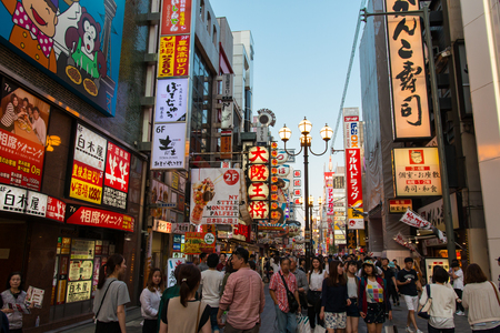OSAKA JAPAN - MAY 20: Many tourists looking for brand name shops and restaurants on the famous shopping street on May 20, 2017 in Osaka, Japanのeditorial素材