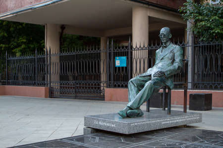 MOSCOW, RUSSIA - AUGUST 21, 2021 Monument to the architect Le Corbusier in the center of Moscow. Monument to the French architect Le Corbusier in front of avant-garde building (constructivism) constructed Le Corbusier.のeditorial素材