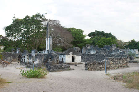 The tombs and mosque in Kaole ruins, which is the archaeological site in Bagamoyo, Tanzania.のeditorial素材