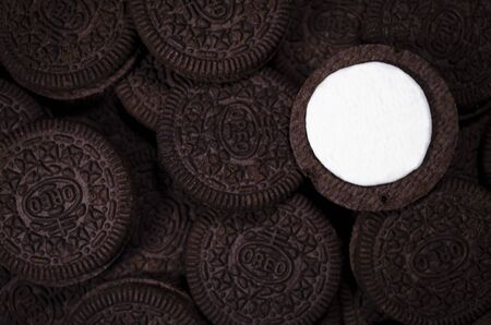 A lot of brown oreo cookies with white fillingの写真素材