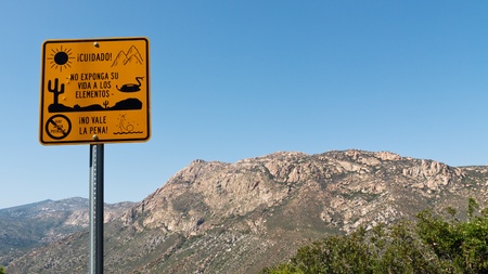 Warning Sign for Illegal Immigrants near the US/Mexico Borderの写真素材