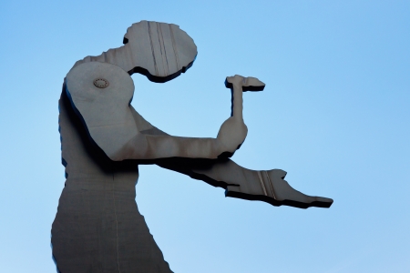 FRANKFURT - OCTOBER 22: The kinetic sculpture Hammering Man by the Jonathan Borofsky on October 22, 2011, in Frankfurt. Since 1991 it has become one of Frankfurt's most recognizable city symbols.のeditorial素材