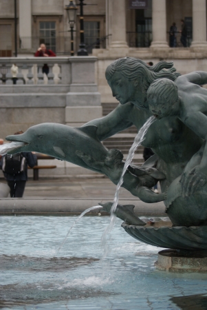 London: Trafalgar Square Fountainのeditorial素材