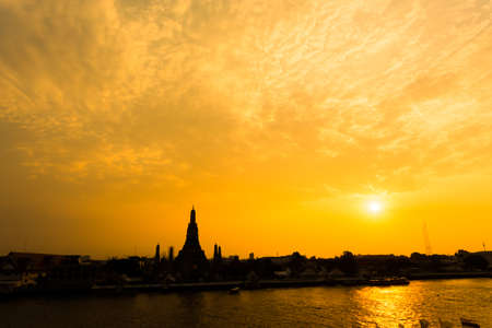 Silhouette of Wat Arun Temple during sunset, Bangkok Thailandの写真素材