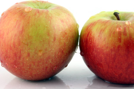 Cloe up of 2 wet apples with a water droplet in betweenの写真素材