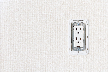 Installation of three-terminal receptacle