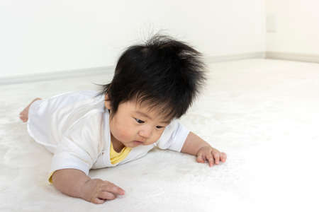 Baby trying to raise his head from prone (0 years old, 4 months old, girl)
