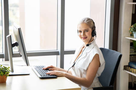 Call center that provides customers with a smile that is willing to service online.