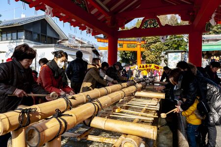 A chozuya or temizuya is used for a symbolic water purification rite known as temizu. This one is at the Fushimi Inari-Taisha Shrine in Kyoto, Japan.のeditorial素材