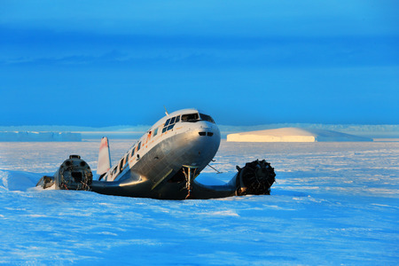 Large aircraft tunes. Antarctic