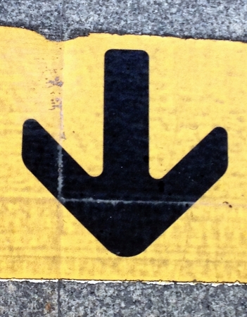 Old arrow on the pathformの素材