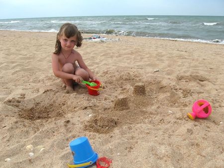 The picture shows a girl playing on the beachの写真素材