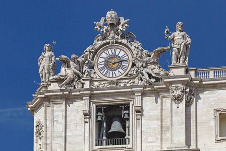 The "Italian-style clock" located on the left looking at the basilica of Saint Peter in the Vatican. At his side two statues of the apostles.の写真素材