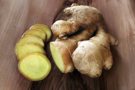 Root of whole ginger and cut into slices, arranged on a lengo plan.