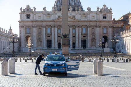 Rome, Italy - March 11, 2020: The city empties itself of tourists and people, the streets and main places of the capital remain deserted due to the coronavirus health emergency that has affected the whole of Italy.のeditorial素材