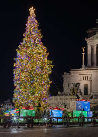 Rome, Italy - December 12, 2021: Christmas tree in Piazza Venezia, Christmas decorations and lights decorate the whole square, in the background the National Monument to King Vittorio Emanuele II.のeditorial素材