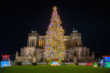 Rome, Italy - December 12, 2021: Christmas tree in Piazza Venezia, Christmas decorations and lights decorate the whole square, in the background the National Monument to King Vittorio Emanuele II.のeditorial素材