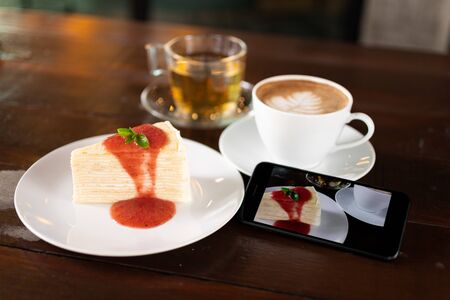 Ordering food online for the convenience of customers through mobile systems, image use for the growth of technologyの写真素材
