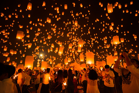 People release sky lanterns to worship Buddha's relics in Yi Peng festival on November in Chiangmai,Thailand.のeditorial素材