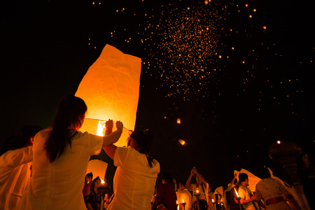 People release sky lanterns to worship Buddha's relics in Yi Peng festival on November in Chiangmai,Thailand.のeditorial素材