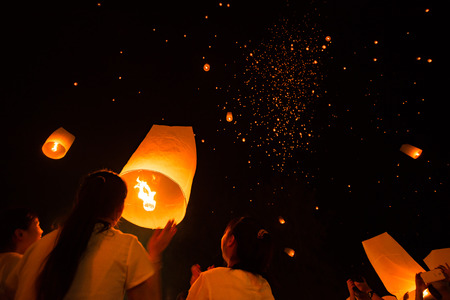 People release sky lanterns to worship Buddha's relics in Yi Peng festival on November in Chiangmai,Thailand.のeditorial素材