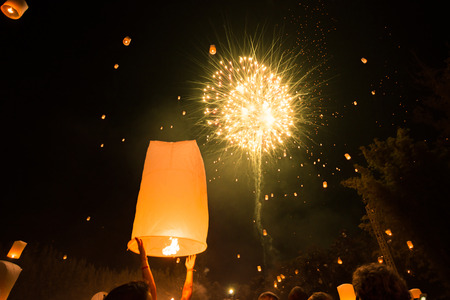 People release sky lanterns to worship Buddha's relics in Yi Peng festival on November in Chiangmai,Thailand.のeditorial素材