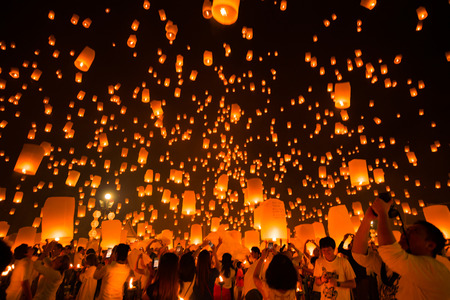People release sky lanterns to worship Buddha's relics in Yi Peng festival on November in Chiangmai,Thailand.のeditorial素材