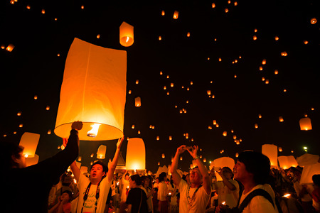 People release sky lanterns to worship Buddha's relics in Yi Peng festival on November in Chiangmai,Thailand.のeditorial素材