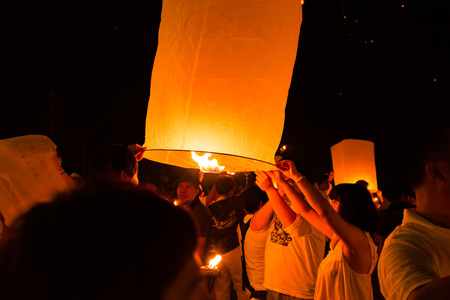 People release sky lanterns to worship Buddha's relics in Yi Peng festival on November in Chiangmai,Thailand.のeditorial素材