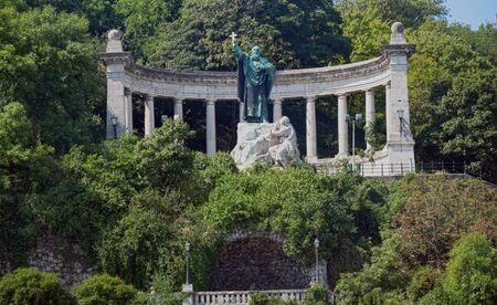 St Gellert Monument on Gellert hill viewed from Erzsebet bridge. The monument was made and raised by Gyula Jankovics in 1904のeditorial素材