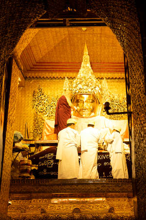 Washing the face of the Mahamuni Buddha. The ritual of face washing Mahamuni Buddha at Mandalay in Myanmar on Jan 29, 2021.のeditorial素材