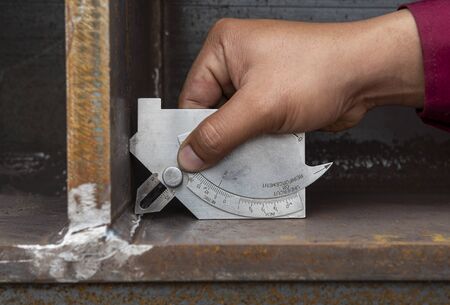 Using the welding gauge to measure the throat thickness of the welded.の写真素材