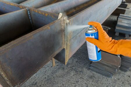 The step one and six of doing penetrant testing is step to use spray Solvent Remover to cleaning the welding surface before and after testing for Non-Destructive Testing with process Penetrant Testingの写真素材